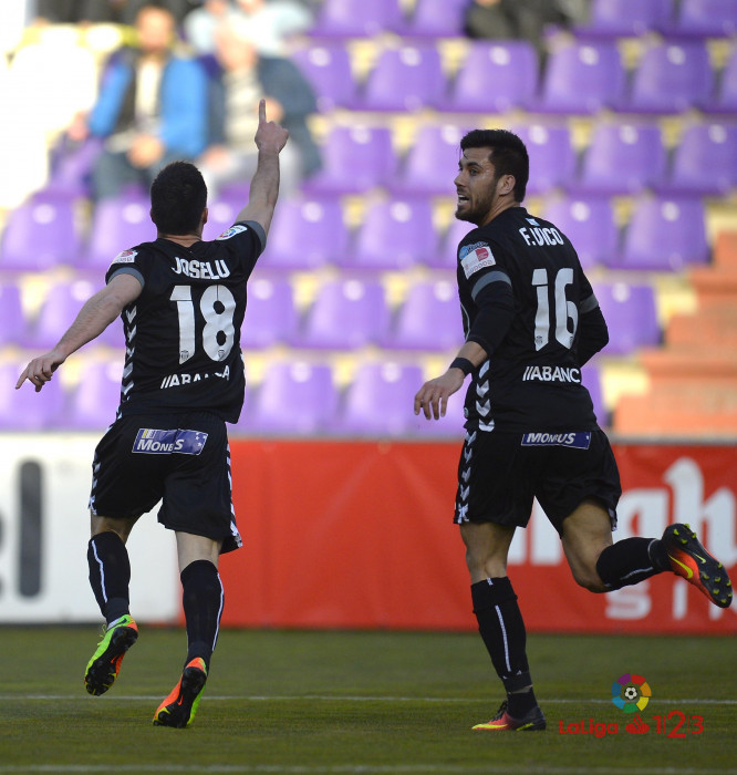 Joselu celebra el gol del CD Lugo con la afición rojiblanca | Foto: LFP.