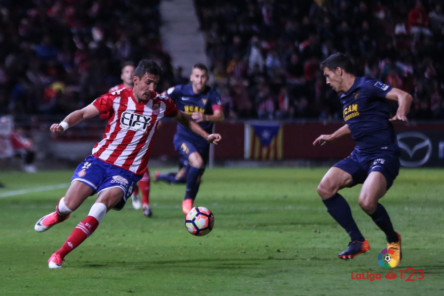 Fran Sandaza controla un balón contra un rival del UCAM Murcia | Foto: LFP.