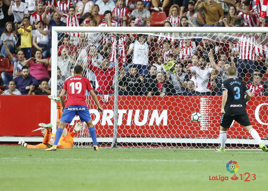 Acción del segundo gol del Sporting, anotado por Michael Santos.