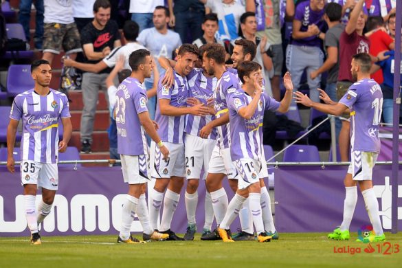 Los jugadores del Real Valladolid celebran un gol conseguido ante el AD Alcorcón | Foto: LaLiga.