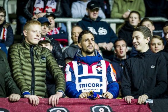 Fran Sol, durante el partido ante el AZ Almark, junto a los aficionados del Willem II | Foto: Willem II
