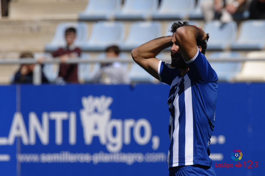 Un jugador del Lorca lamenta una ocasión fallada ante el Granada CF | Foto: LaLiga.