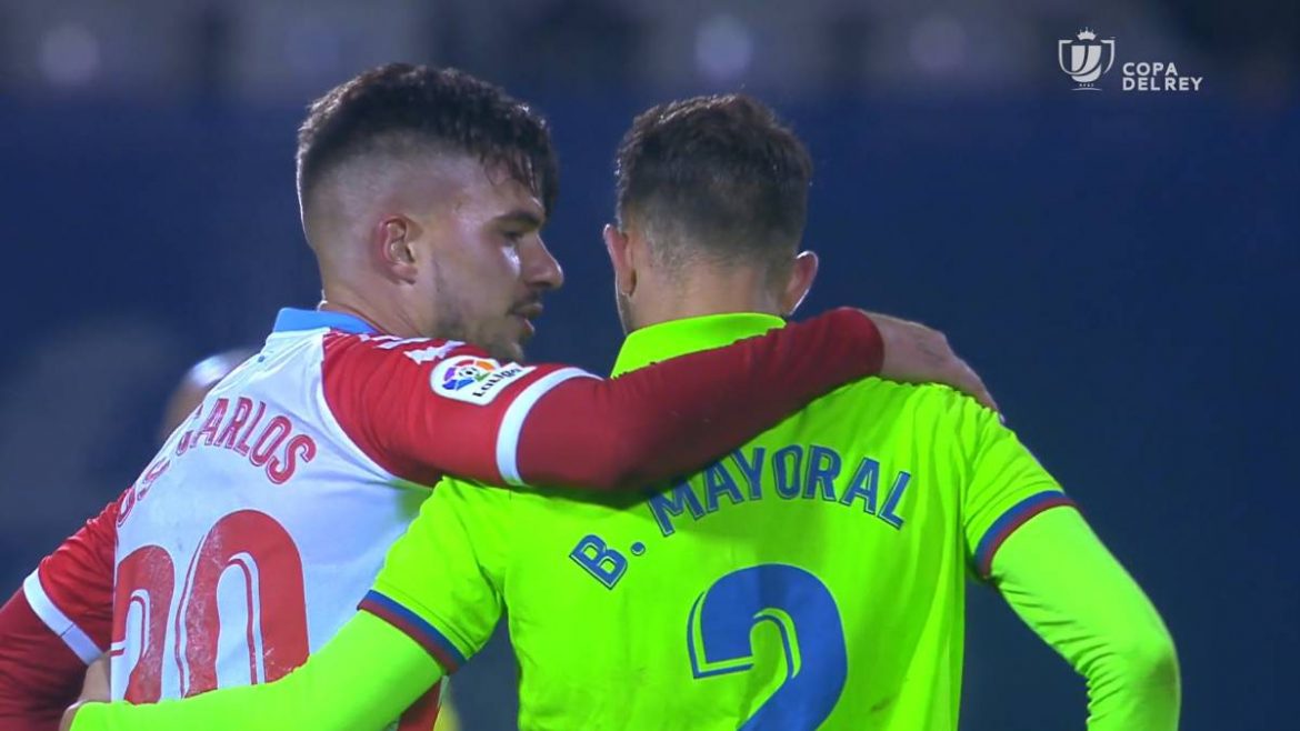 José Carlos (CD Lugo) y Borja Mayoral (Levante UD), se abrazan tras el partido de Copa del Rey | Fotograma.