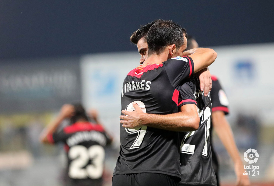Linares abraza a un compañeiro durante o partido contra o Rayo Majadahonda | Foto. LaLiga123.