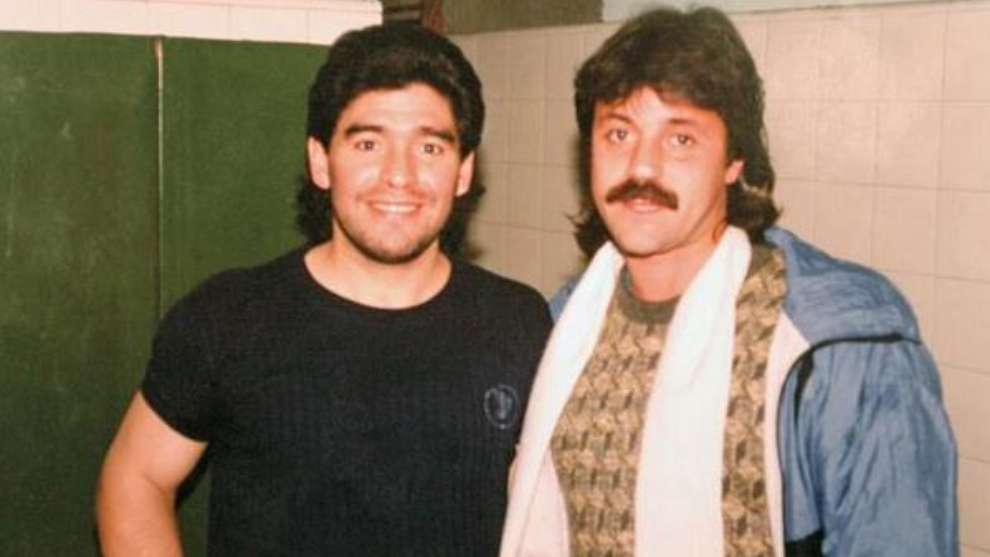Un joven Caruso posa junto a Maradona