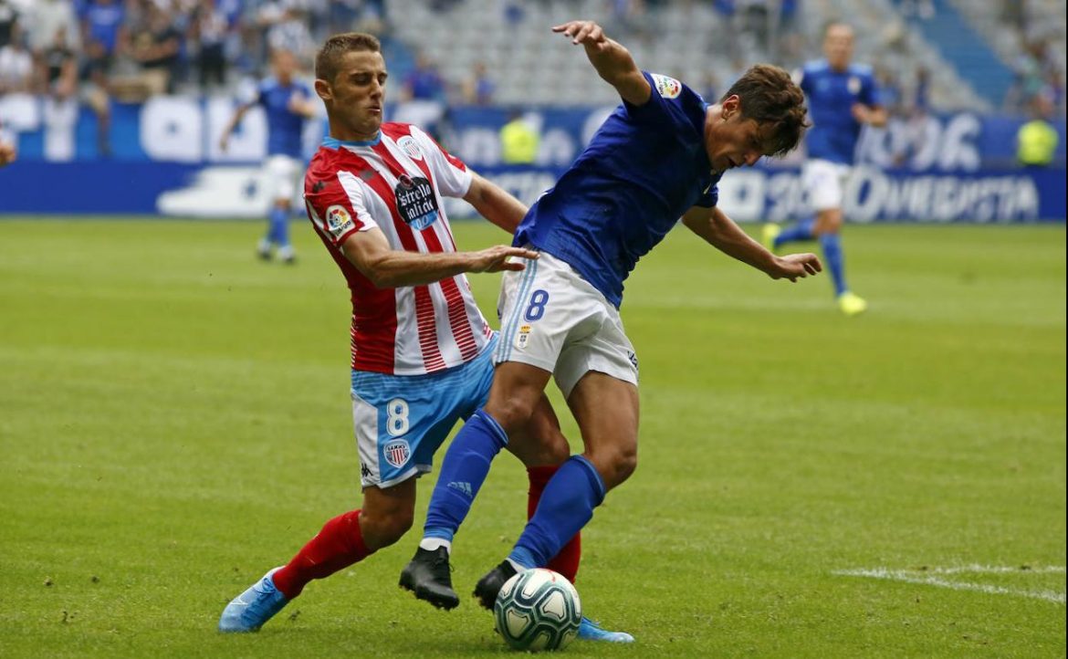 Seoane intenta robar el balón a un jugador del Oviedo | Lugoslavia