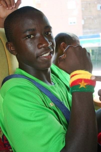 Serge Leuko de pequeño en el bus. | Fútbol de África