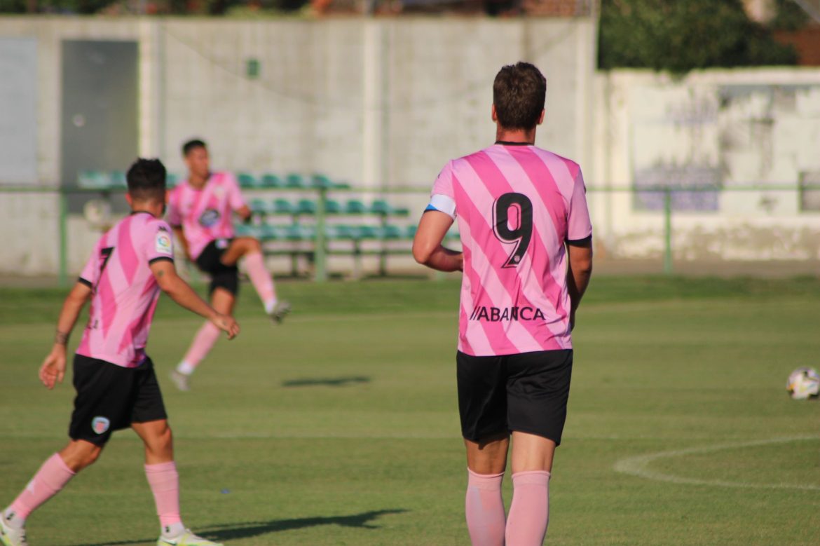 Manu Barreiro de espaldas en un momento del partido amistoso CD Lugo Burgos CF disputado en Astorga